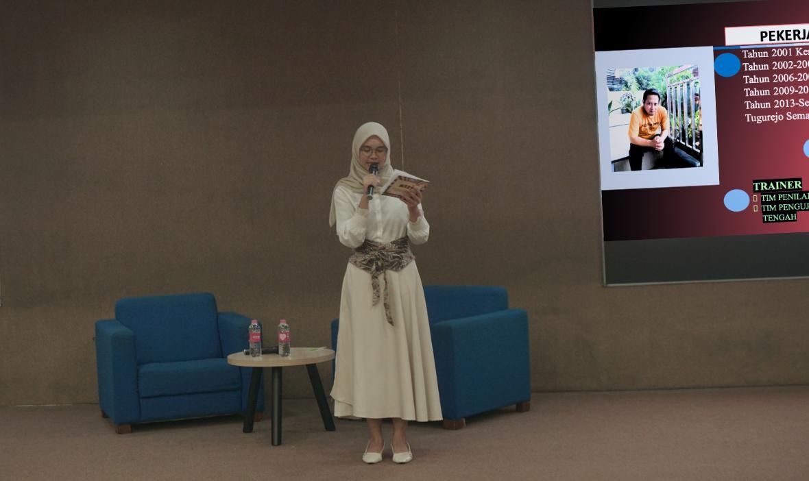 Pembacaan CV Pemateri Ketiga oleh Moderator